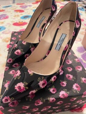 Prada Black Patent Leather Pointed-Toe Pumps with Pink Floral Print